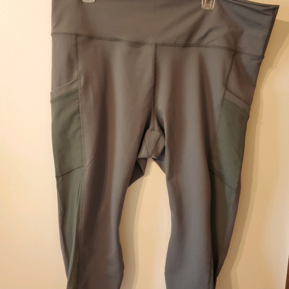 Fabletics Capri leggings with pockets